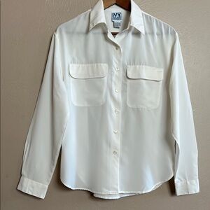 Ivy Club Classic Vintage Women’s Cream Button-Up Shirt. Size M. Front Pockets.